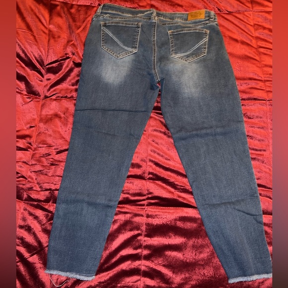 One5one Capris.  Size 8. - Picture 2 of 3